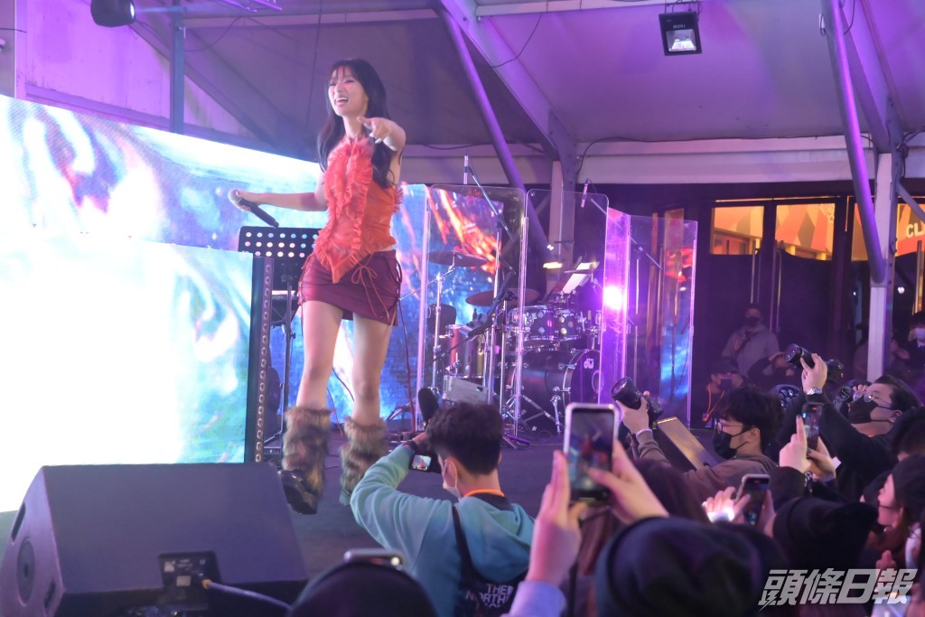 吳家被觀眾取笑時，表現尷尬。